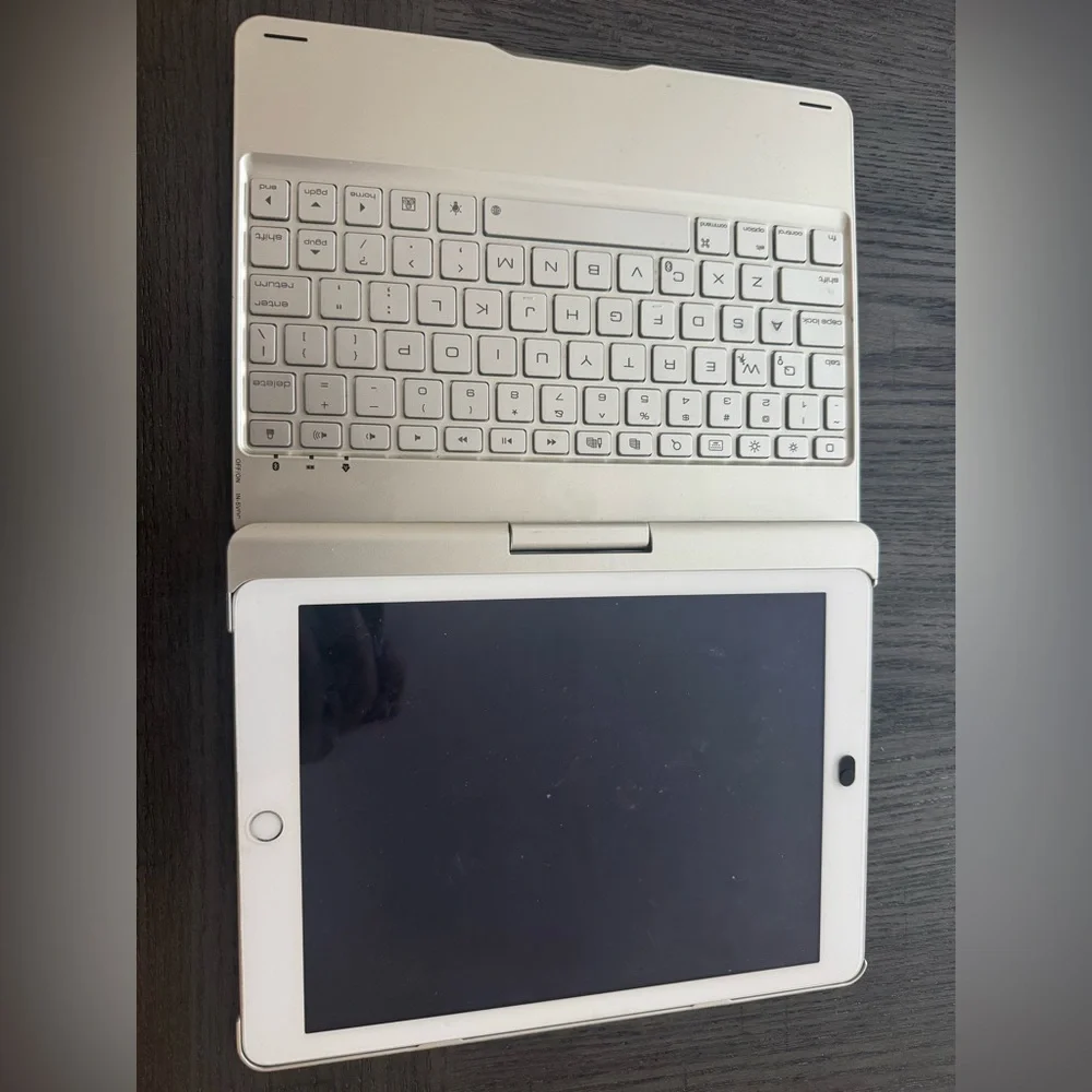 Apple IPad 5th Gen 32GB Silver w/ Bluetooth Keyboard Case Bundle - Pre Owned